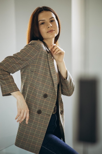 Retrato de uma jovem empresária no escritório