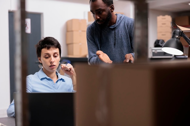 Foto retrato de uma jovem empresária que trabalha em casa