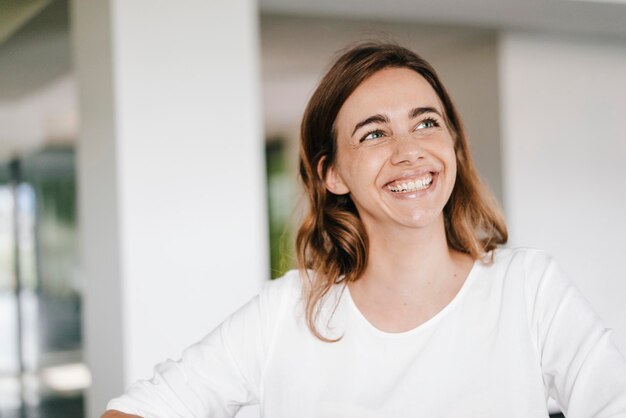 Retrato de uma jovem empresária radiante