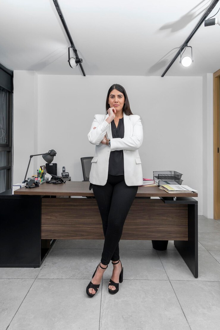 Retrato de uma jovem empresária sorridente com os braços cruzados olhando para a câmera Mulher bem sucedida em seu escritório sorrindo para a câmera