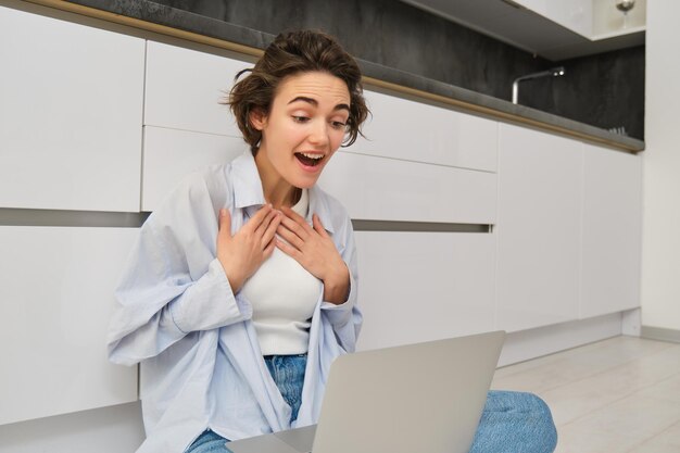 Foto retrato de uma jovem empresária usando um tablet digital enquanto está sentada no escritório