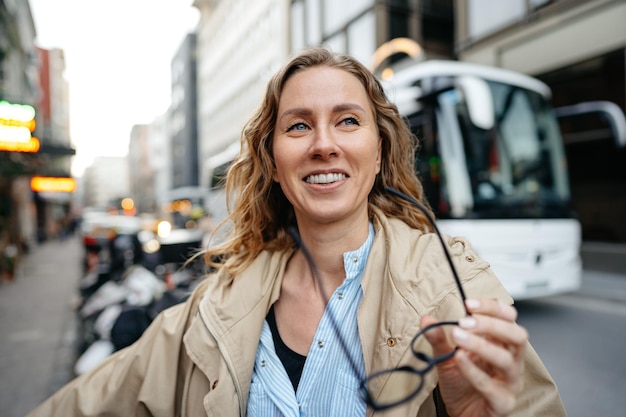 Retrato de uma jovem encantadora posando para a câmera na cidade