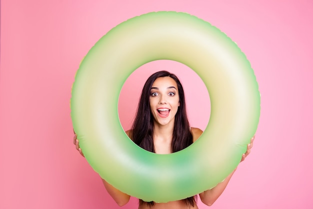 Foto retrato de uma jovem encantadora