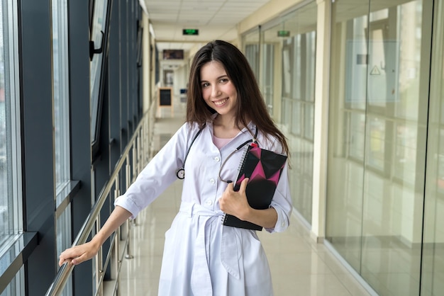 Retrato de uma jovem enfermeira em um instituto médico com estetoscópio. Espaço de publicidade