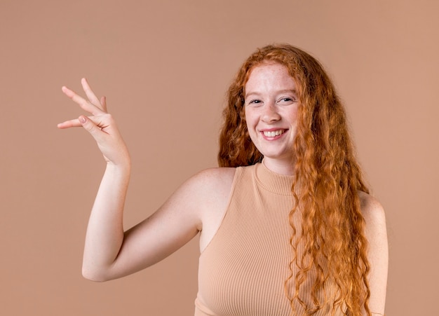 Foto retrato de uma jovem ensinando linguagem de sinais