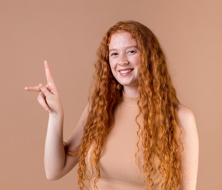 Foto retrato de uma jovem ensinando linguagem de sinais