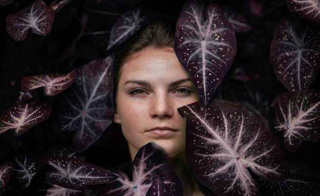 Foto retrato de uma jovem entre folhas