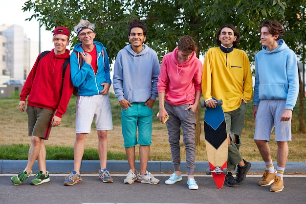 Retrato de uma jovem equipe esportiva de adolescentes com skates