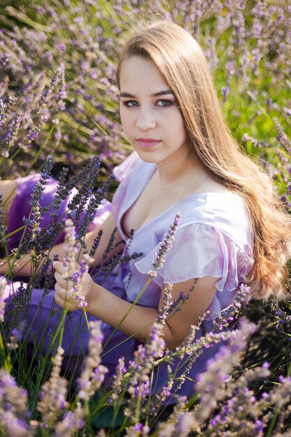 Retrato de uma jovem europeia sorridente no campo de lavanda