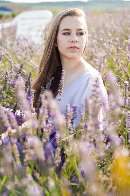 Retrato de uma jovem europeia sorridente no campo de lavanda