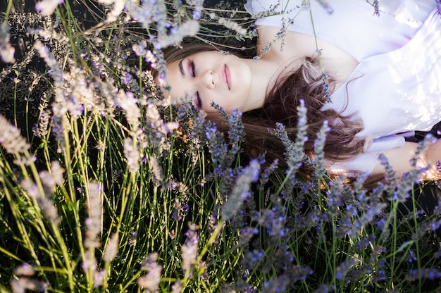 Retrato de uma jovem europeia sorridente no campo de lavanda