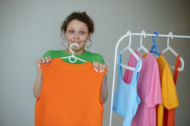 Retrato de uma jovem experimentando roupas guarda-roupa Estilo juvenil vista recortada inalterada