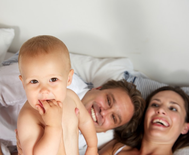 Retrato de uma jovem família feliz sorrindo juntos