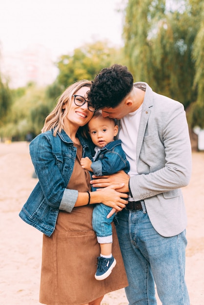 Foto retrato de uma jovem família se divertindo muito juntos