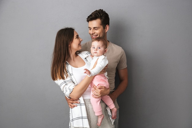 Retrato de uma jovem família sorridente com sua filhinha