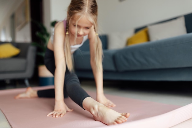 Retrato de uma jovem fazendo exercícios em casa