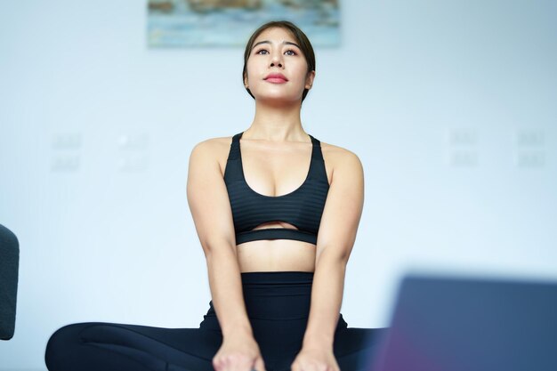 Foto retrato de uma jovem fazendo exercícios no ginásio