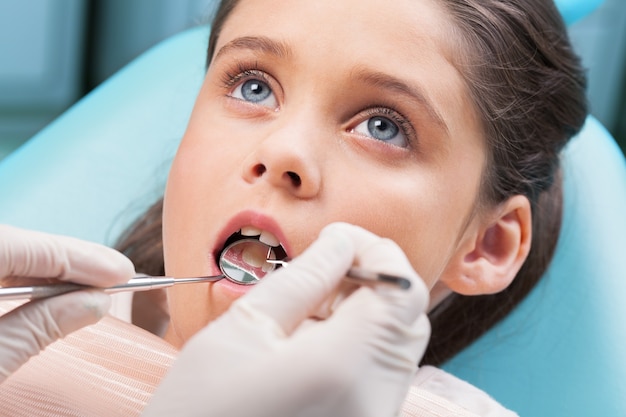 Retrato de uma jovem fazendo um exame no dentista
