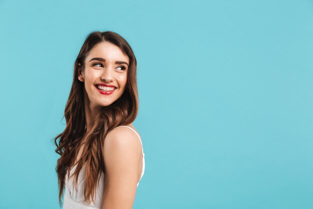 Retrato de uma jovem feliz com vestido de verão