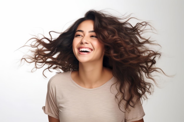 Retrato de uma jovem feliz em estúdio contra um fundo branco simples