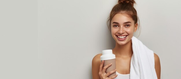 Foto retrato de uma jovem feliz em roupas esportivas com uma toalha branca segurando uma bebida saudável depois do ginásio gerado pela ia