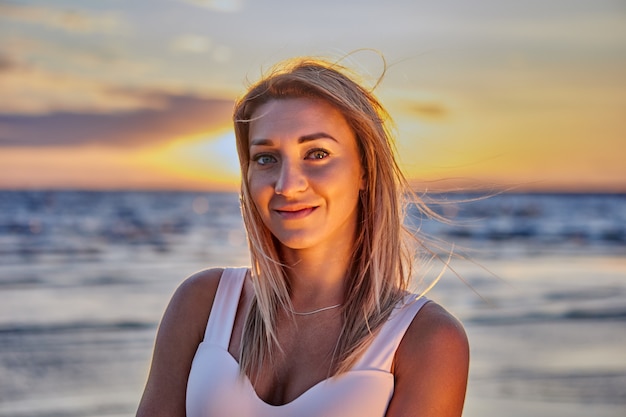 Retrato de uma jovem feliz na costa