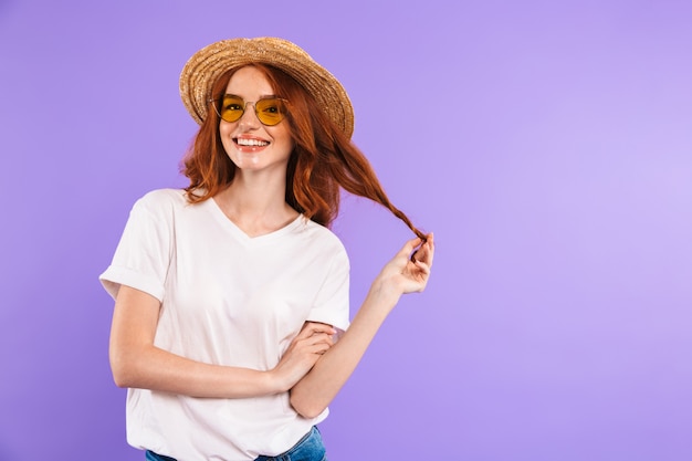 Retrato de uma jovem feliz no chapéu de palha