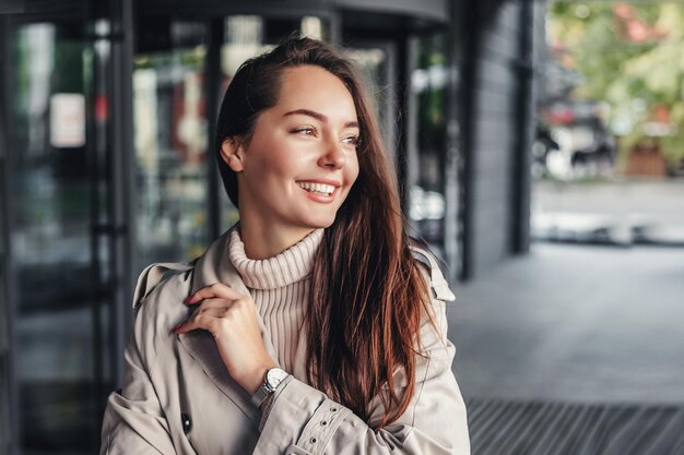 Retrato de uma jovem feliz no fundo