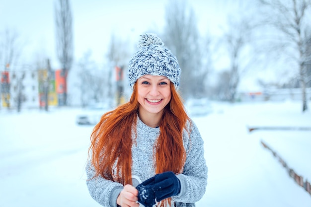 Retrato de uma jovem feliz se divertindo em um lindo dia de inverno