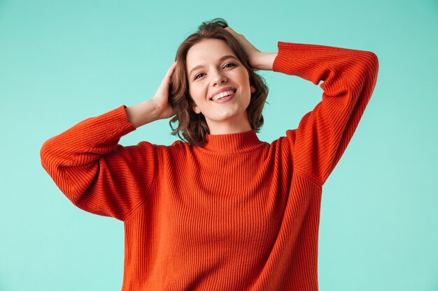 Retrato de uma jovem feliz, vestida com um suéter