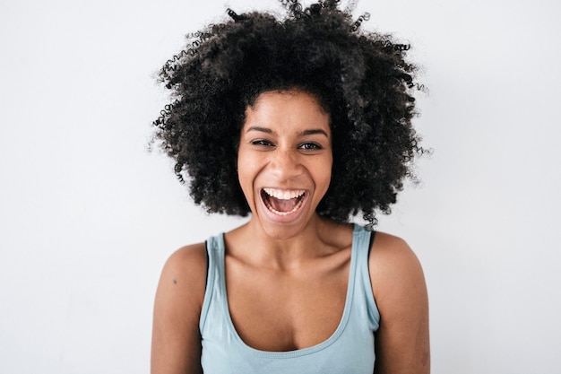 Foto retrato de uma jovem feliz