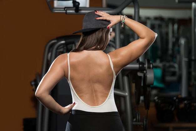 Foto retrato de uma jovem fisicamente apta flexionando os músculos