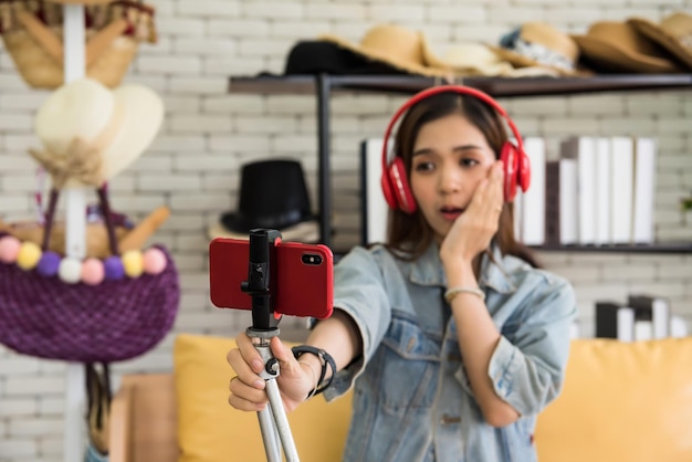 Foto retrato de uma jovem fotografando