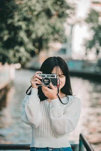 Retrato de uma jovem fotografando