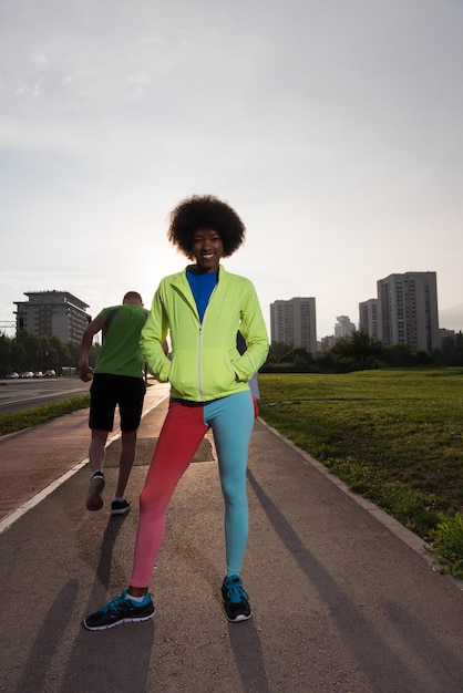 retrato de uma jovem garota afro-americana para correr linda manhã de verão nas ruas da cidade