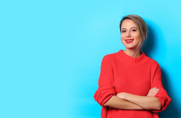 Retrato de uma jovem garota de suéter vermelho