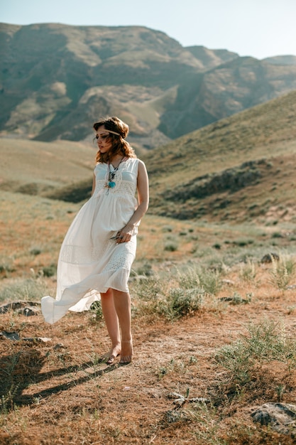 Retrato de uma jovem garota em um vestido branco translúcido no estilo boho ou hippie