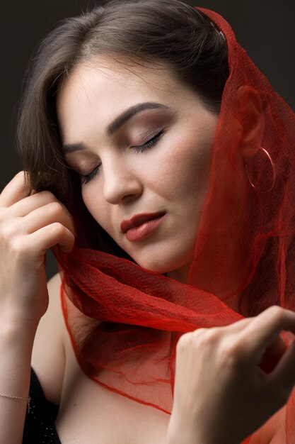 Retrato de uma jovem garota morena sexy em um top de renda em tons dramáticos. Foto vintage.