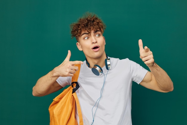 Foto retrato de uma jovem gestando contra um fundo azul