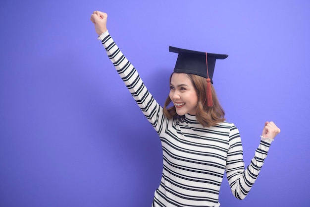 Retrato de uma jovem graduada em fundo azul