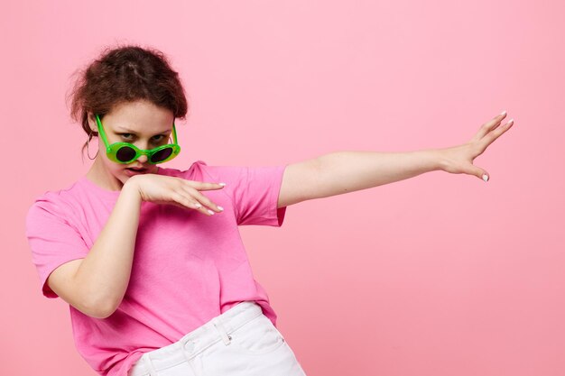 Retrato de uma jovem jovem vestindo óculos de sol verdes posando estilo moderno