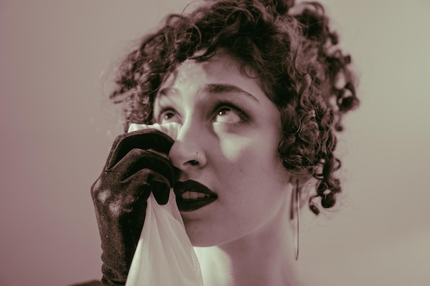 Retrato de uma jovem latina chorando com um lenço vintage foto preto e branco