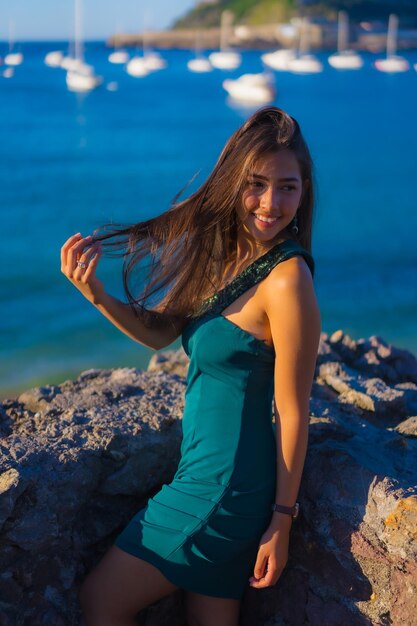 Retrato de uma jovem latina desfrutando de um vestido verde nas férias de verão