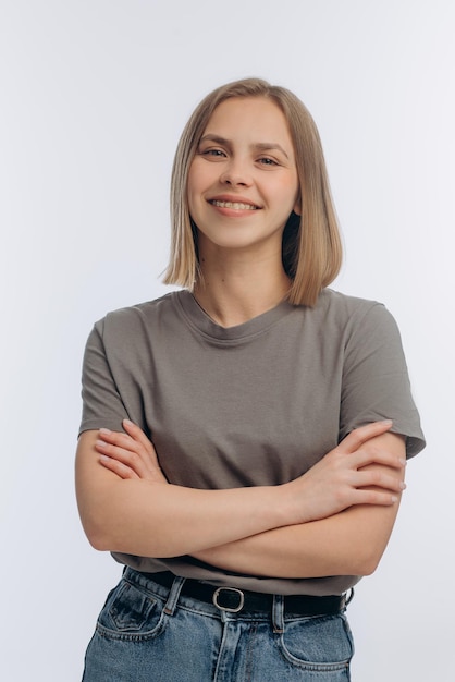 Foto retrato de uma jovem linda com aparelho em um fundo branco