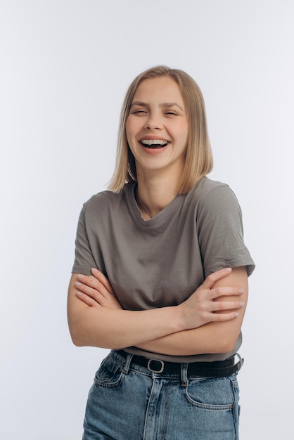 Foto retrato de uma jovem linda com aparelho em um fundo branco