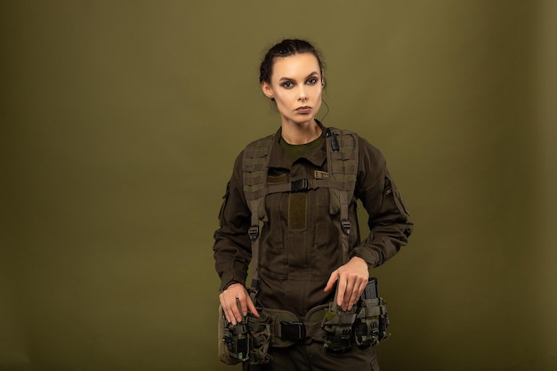 Retrato de uma jovem linda com expressão séria no rosto do soldado militar