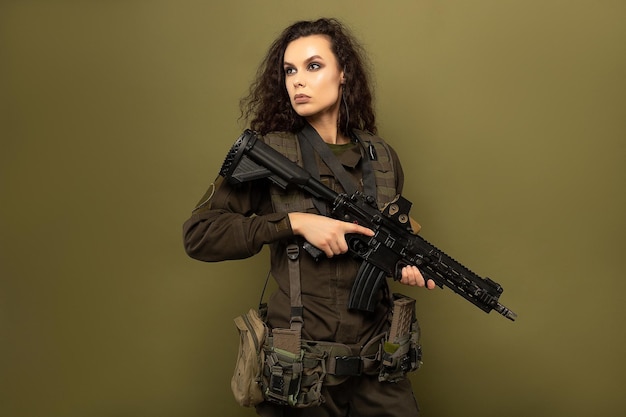 Retrato de uma jovem linda com expressão séria no rosto do soldado militar