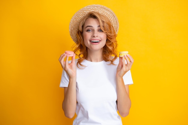 Retrato de uma jovem linda com macaroons Macaron francês Garota desfrutando de doces isolados
