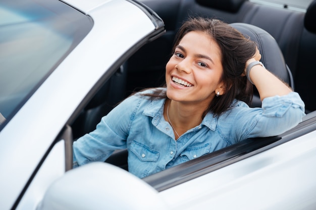 Foto retrato de uma jovem linda dirigindo um cabriolet