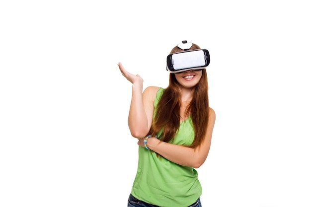 Retrato de uma jovem linda e sorridente obtendo experiência usando óculos vrheadset de virtual